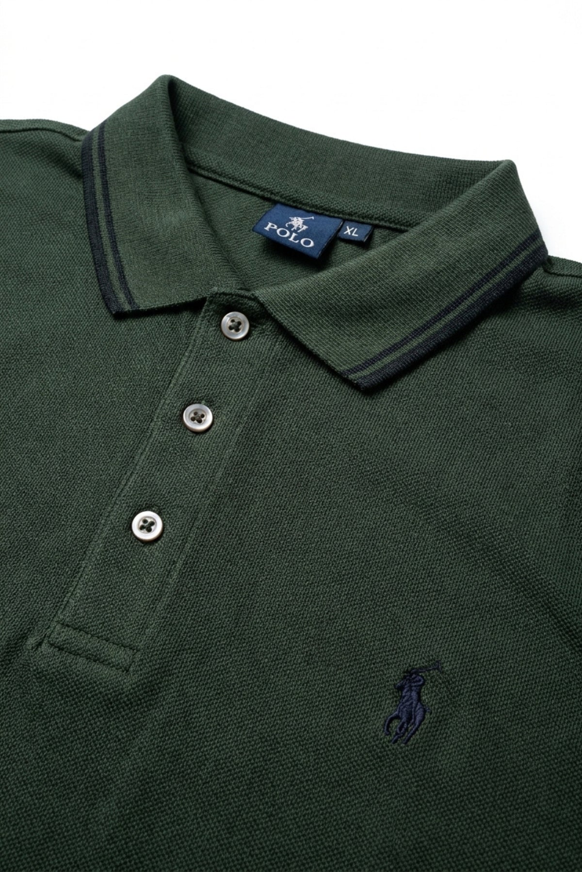Close-up detail of Eliteez Piqué Polo Rider Forest Green embroidered logo
